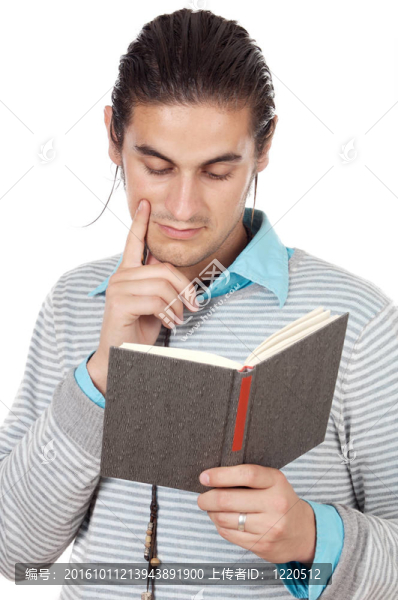 吸引人的男孩讀一本書