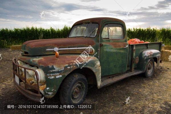 生銹的舊古典卡車