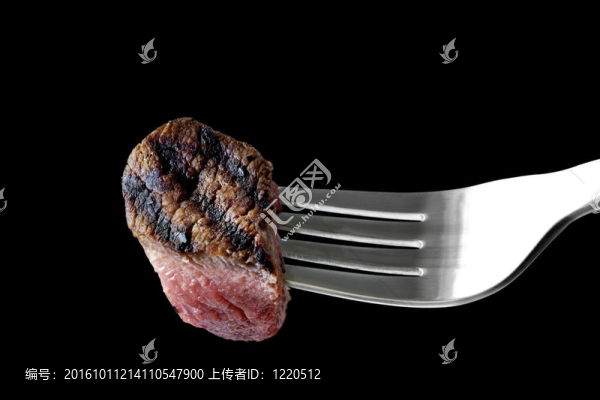 叉子上的牛排