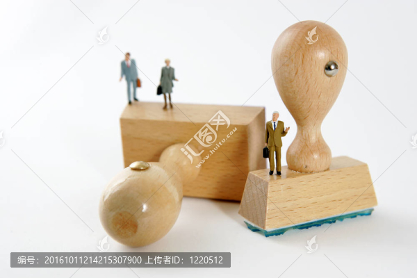 人們在木制的橡皮上的郵票