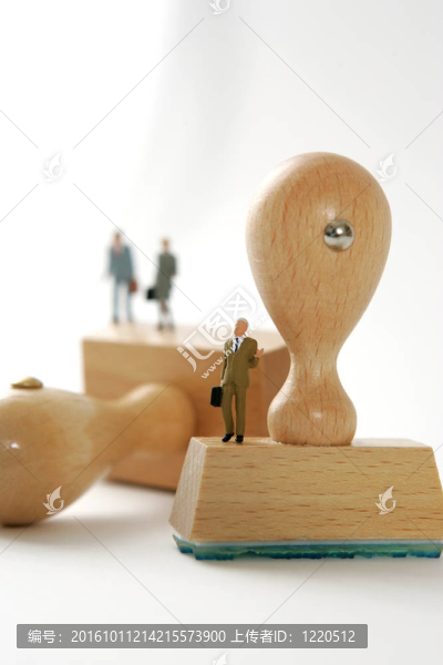 人們?cè)谀局频南鹌ど系泥]票