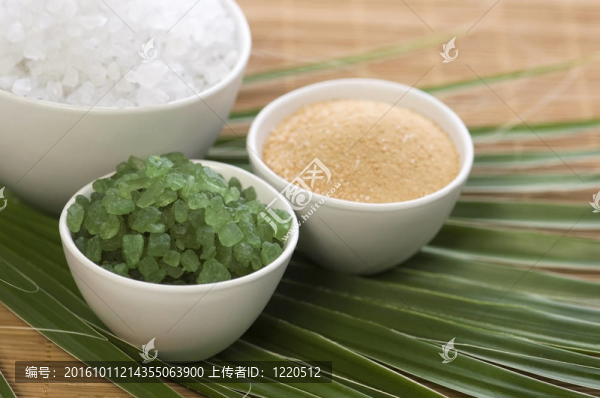 沐浴鹽和棕櫚葉