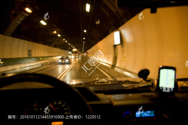 通過(guò)白朗峰隧道