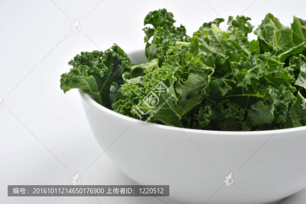有機(jī)嫩葉羽衣甘藍(lán)洗凈，準(zhǔn)備做飯