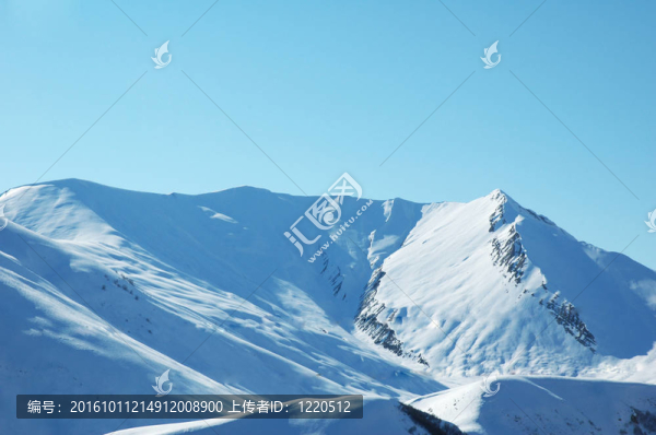 在冬天的雪下的高山