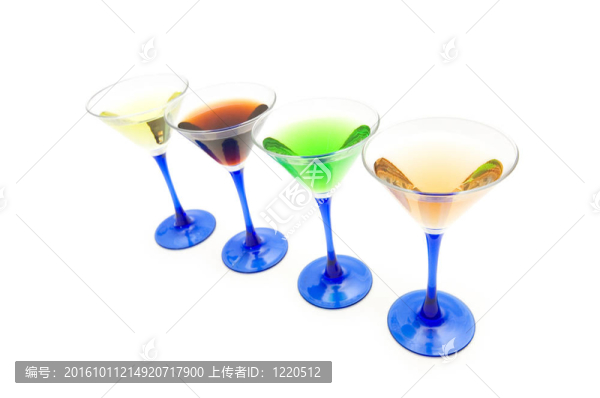 白色背景上的各種雞尾酒