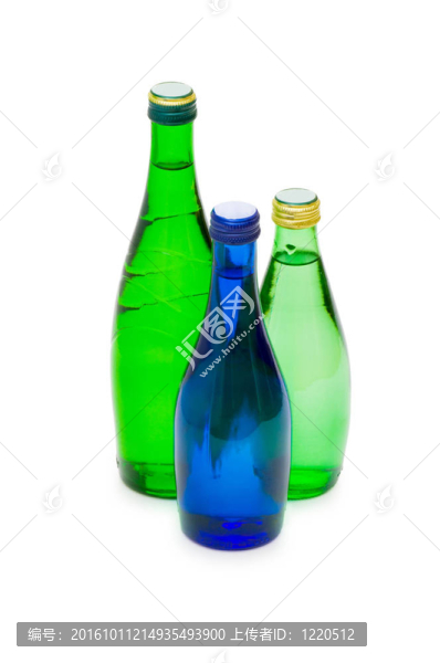 在白色的瓶子上隔離的水