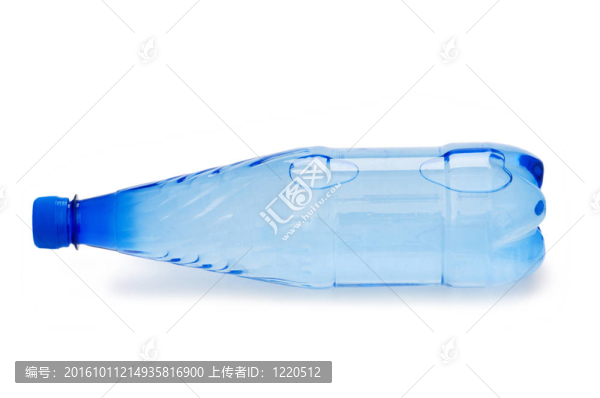 在白色的瓶子上隔離的水