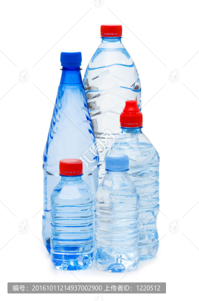在白色的瓶子上隔離的水