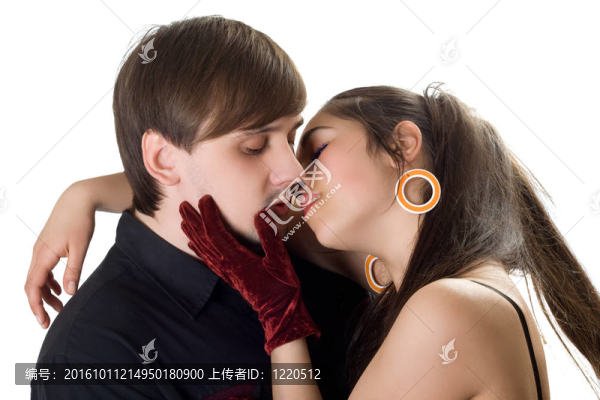 接吻的情侶