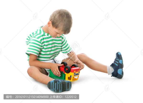 男孩拿著一輛車