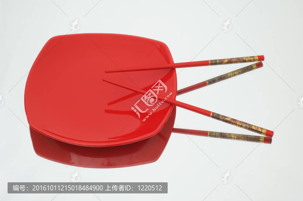 反光背景下的紅盤子與筷子