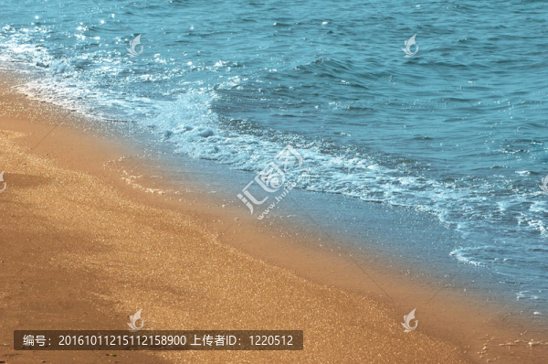 沙灘上的水和沙灘