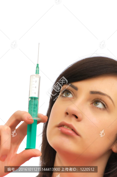 婦女檢查注射器孤立的白色