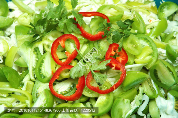 關(guān)閉沙拉與綠色西紅柿和辣椒