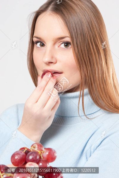 吃紅葡萄的女人