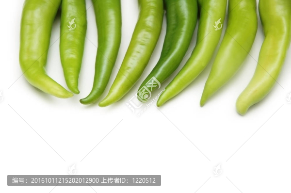 在一排綠色的辣椒白色隔離