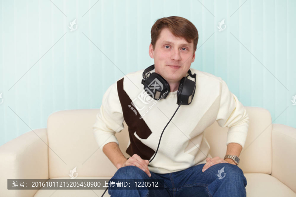在沙發(fā)上戴著頭手機的男人