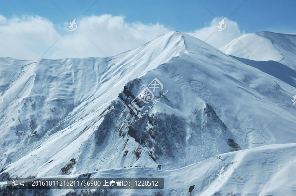 冬天雪下的群山