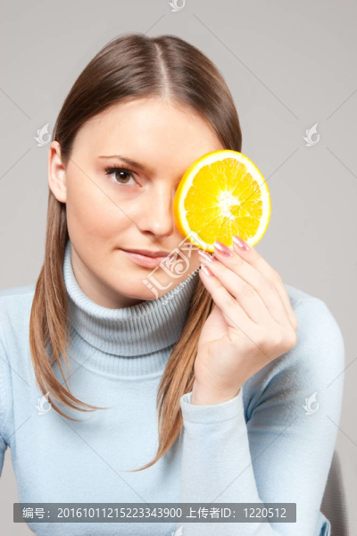 橘子片的女人