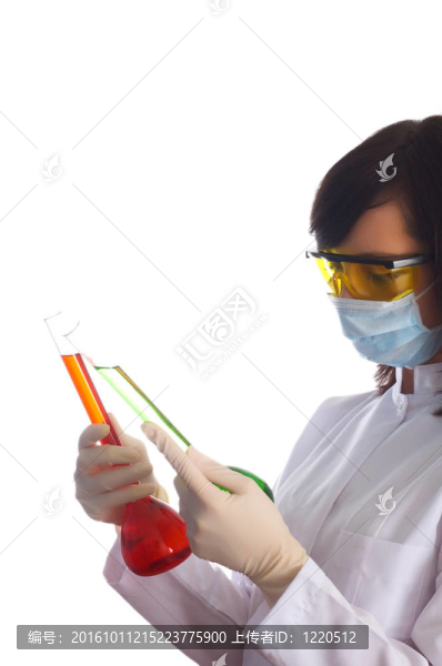 在實驗室里用白色化學(xué)管的女人