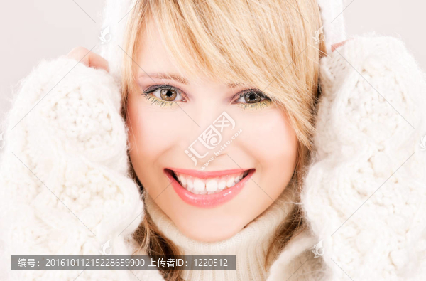 可愛(ài)的少女在連帽衫