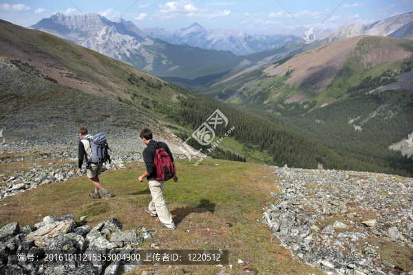 兩個人在山上徒步旅行