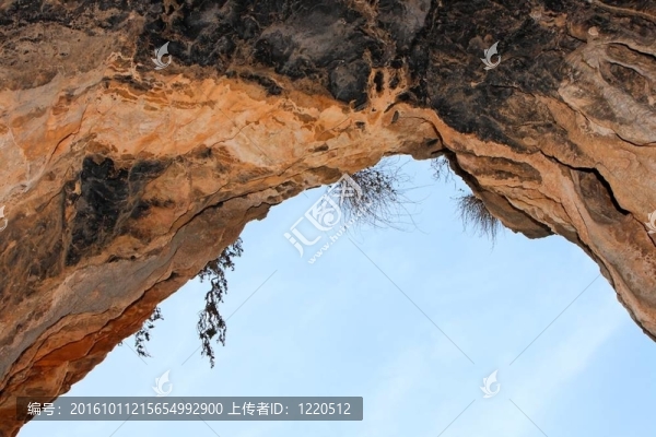 天空背景下洞穴出口石拱門