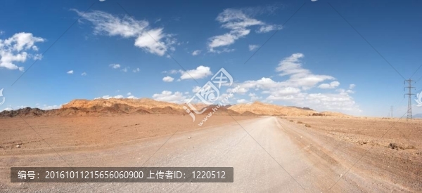 沙漠中的道路走向遙遠(yuǎn)的巖石