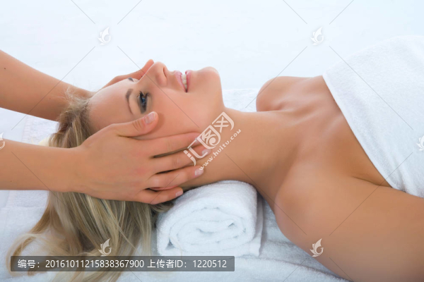 給女孩做面部按摩