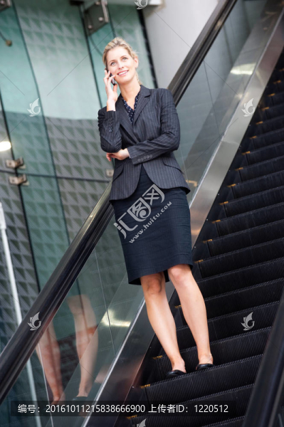 女商人在自動扶梯