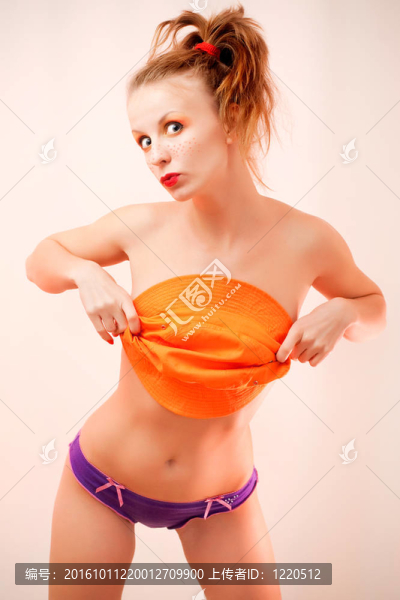 在橙色顏色的女孩肖像