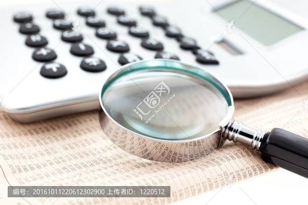計(jì)算器和放大金融報(bào)紙