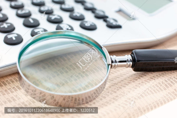計算器和放大金融報紙