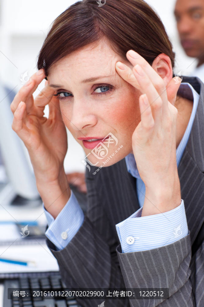年輕的女商人頭疼