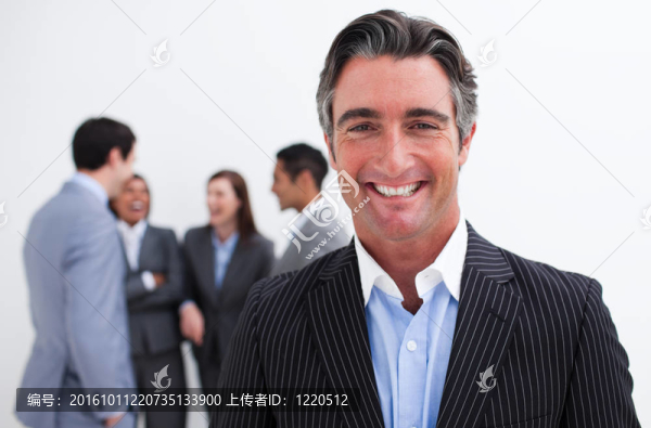微笑的商人領導她的團隊