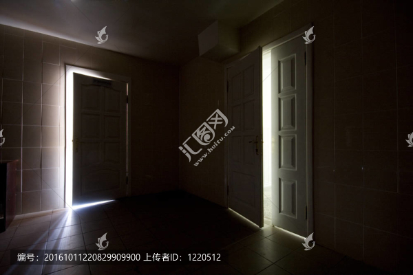 在一間半開著的黑屋子里