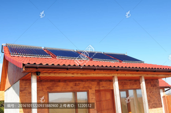 與太陽(yáng)能電池板的平房特寫。