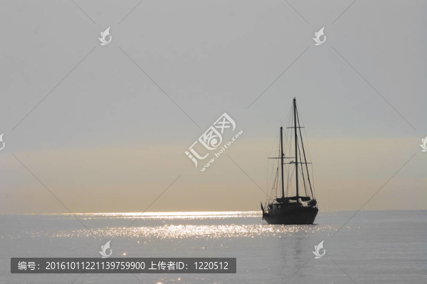 帆船在晚上
