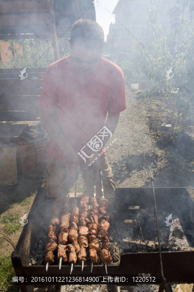 男人做飯shashlyk金屬串烤