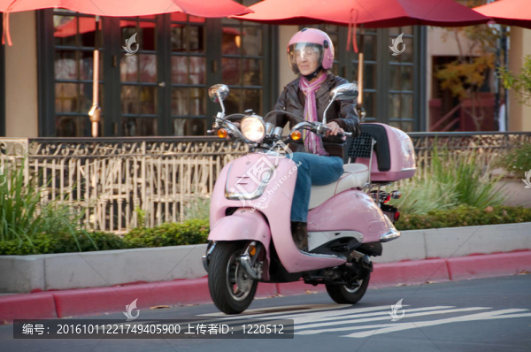 女士騎車上粉色的滑板車