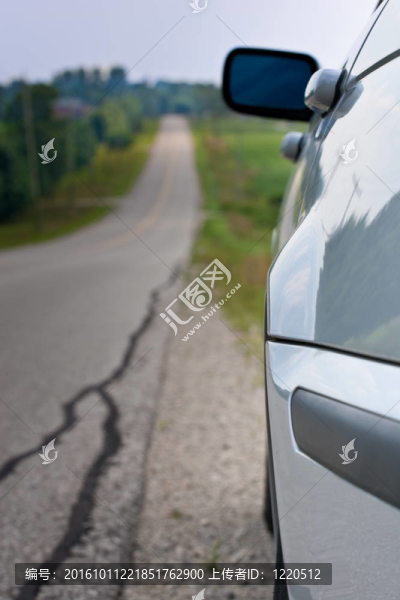 汽車在長路旁邊