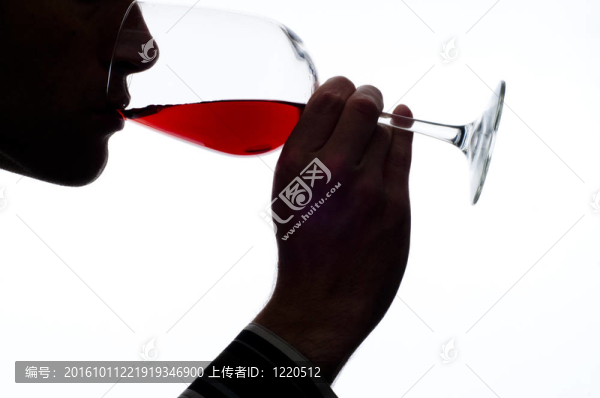 人品嘗葡萄酒