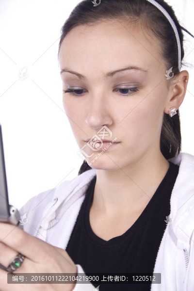 有關十幾歲的女孩發(fā)短信