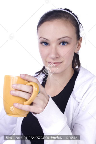 接近一個十幾歲的喝咖啡