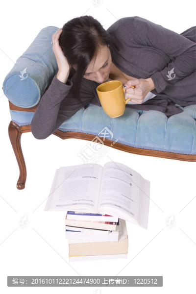 時(shí)尚可愛的女孩閱讀一本書
