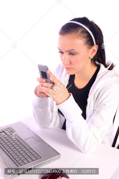 有關(guān)十幾歲的女孩發(fā)短信
