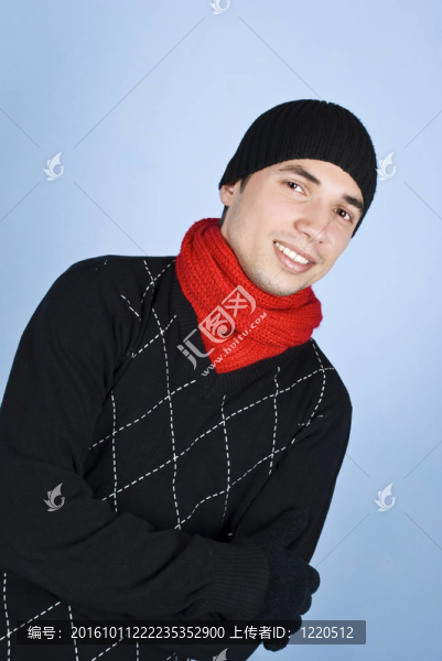 英俊的男人在冬天的衣服