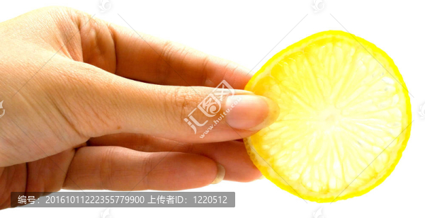 手拿著一個(gè)檸檬片