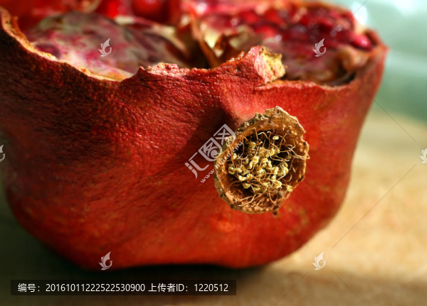 切割石榴果實的特寫